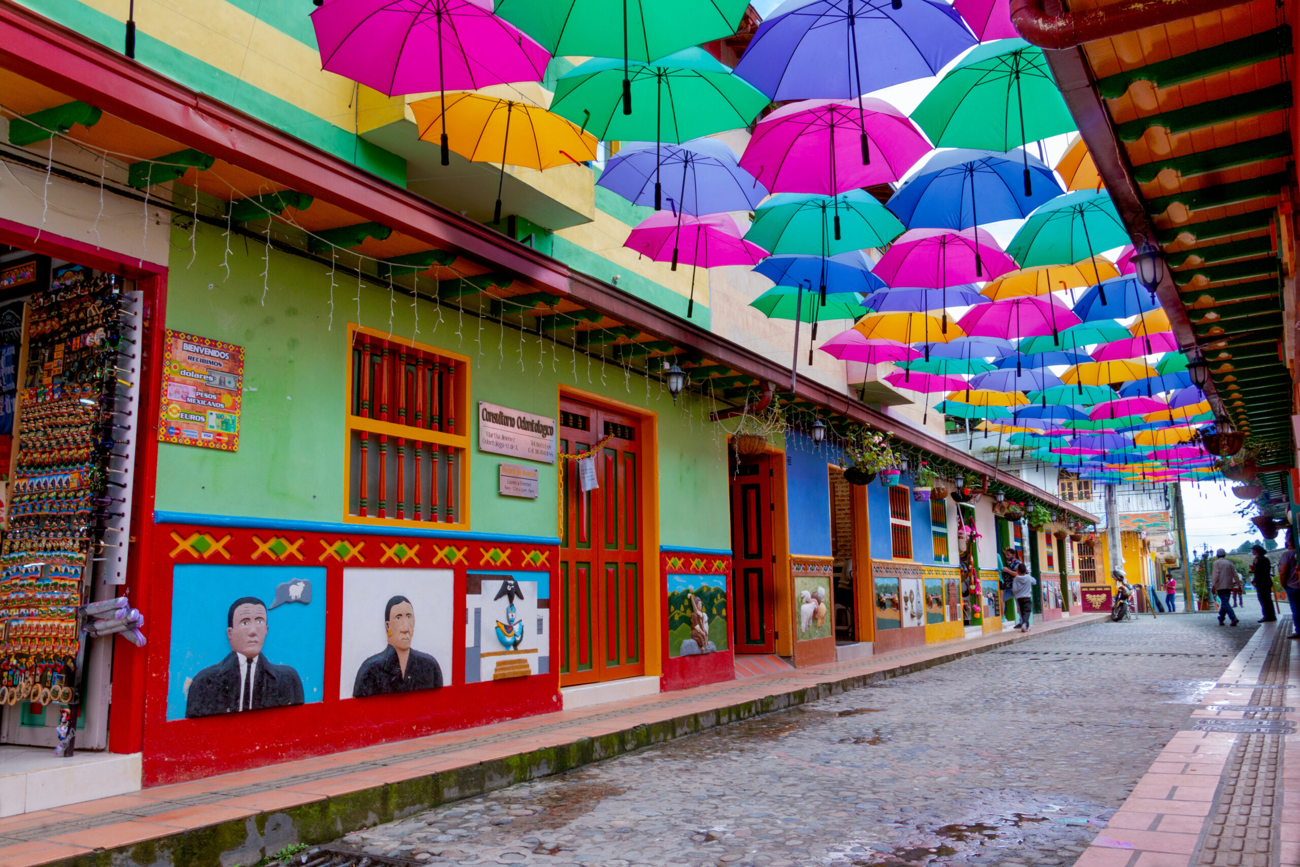 Calle de las sombrillas en Guatapé, Colombia. Queda en la parte lateral de la plazoleta de los zócalos